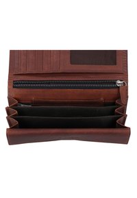 Portefeuille en cuir marron avec plusieurs emplacements pour cartes, un compartiment zippé et une fenêtre pour carte d'identité transparente ; texture lisse avec des accents cousus.