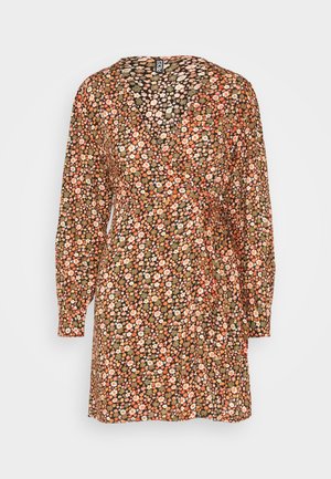 Pieces PCNYA WRAP - Robe de jour - black