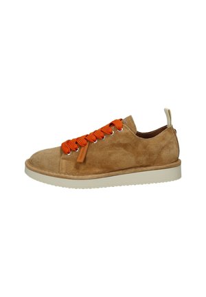 Sneakers in suede color marrone con lacci arancioni. Presentano una suola in gomma bianca e un piccolo tassello sul tallone. Design minimal e stile casual.