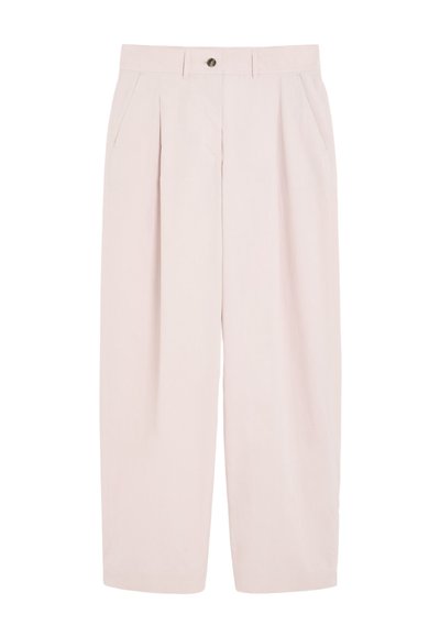 Pantaloni plissettati di colore rosa chiaro realizzati in un tessuto morbido. Caratterizzati da un bottone in vita, due tasche frontali e una vestibilità rilassata con gambe larghe.