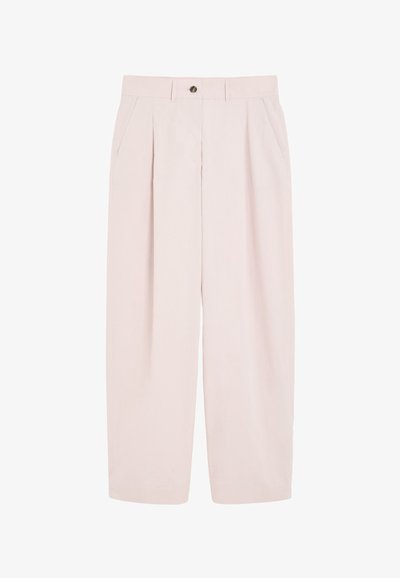 Pantaloni plissettati di colore rosa chiaro realizzati in un tessuto morbido. Caratterizzati da un bottone in vita, due tasche frontali e una vestibilità rilassata con gambe larghe.