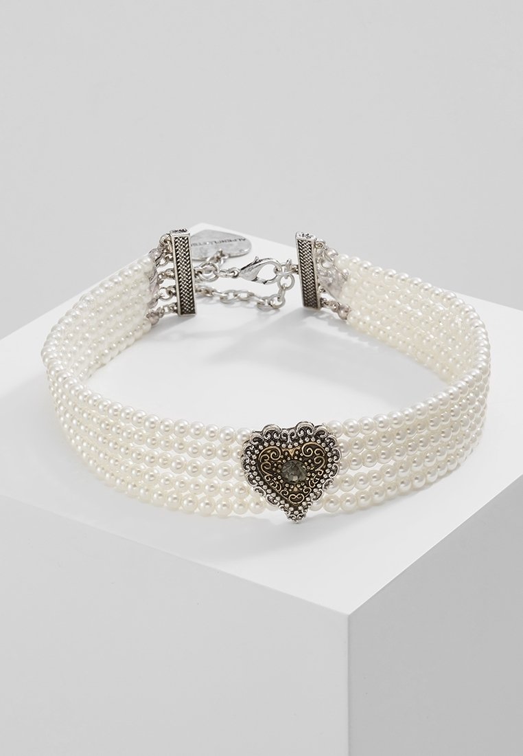 Collier ras-du-cou avec cinq rangs de perles blanches et un fermoir décoratif en argent en forme de cœur avec des détails complexes au centre.