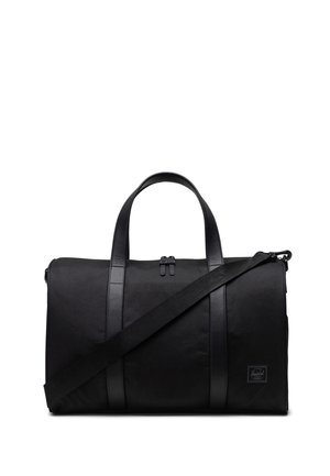 Sac de voyage noir avec un corps en textile, des accents en cuir texturé, des poignées supérieures doubles et une bandoulière réglable. Il dispose d'une fermeture éclair.