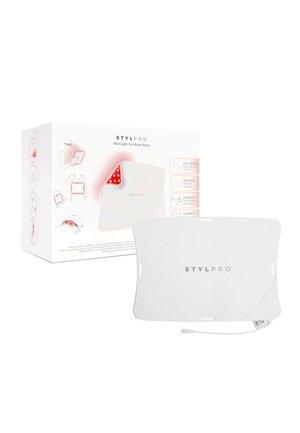 Panneau de thérapie par lumière rouge STYLPRO pour tout le corps avec design flexible et câble USB, présenté avec un emballage mettant en avant l’utilisation des LED sur les zones du corps.