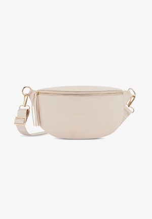 Sac bandoulière en cuir beige clair avec quincaillerie dorée, fermeture éclair et sangle texturée arborant un logo. Comprend un détail à pompon.