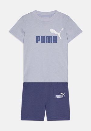T-shirt gris clair à manches courtes avec un logo "PUMA" bleu marine et un graphique de puma blanc, associé à un short bleu marine avec un logo blanc.