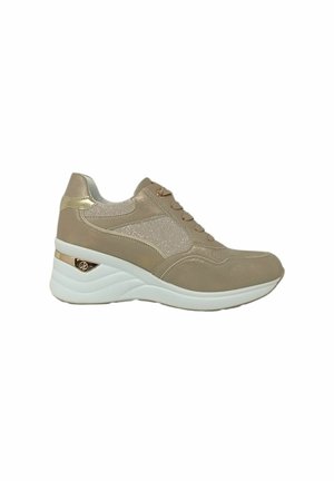 Sneaker beige con accenti glitter, suola spessa bianca, rifinitura oro vicino al tallone e lacci, mostrata su sfondo bianco.