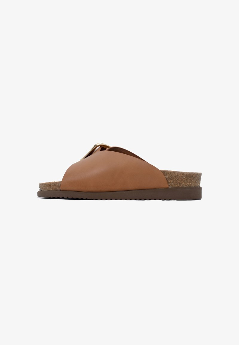 Sandales en cuir marron à glissière avec une semelle en liège rembourrée, dotées d'une large sangle supérieure et d'un accent doré. Semelle en caoutchouc avec des rainures texturées.