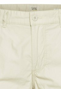 Beige bomulds shorts med flad front, knaplukning og diskrete syninger. Label synlig ved taljen med brandnavn.