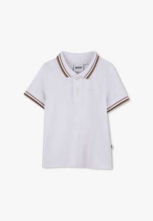 Polo-shirt blanc en tissu piqué avec un col et des poignets à rayures marron et noir. Présente une patte de boutonnage partielle et un logo brodé.
