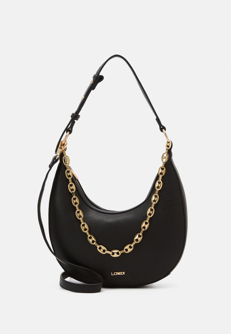 Sac à main noir en forme de croissant avec détail chaîne dorée, bandoulière ajustable et logo doré L.CREDI sur le devant.