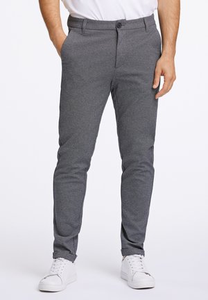 Grijze geweven broek met een slim fit, voorzien van een knoopsluiting aan de voorkant en twee zijzakken, gecombineerd met witte sneakers.