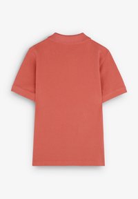 Koral bomulds polo shirt, korte ærmer, foldet krave, syede kanter, ensfarvet design uden logoer eller mønstre, glat tekstur.