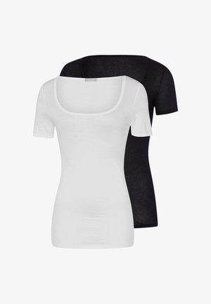 Twee nauwsluitende korte mouw t-shirts, één witte voor en één zwarte achter, beide met ronde halslijnen op een witte achtergrond.