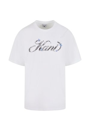 Bela bombažna majica s kratkimi rokavi, ki ima metalno srebrno napisano "Kani" z modrimi cvetličnimi poudarki. Klasična kroja.