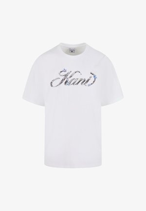 Biela bavlnená tričko s metalickým strieborným nápisom „Kani“ a modrými kvetinovými akcentmi. Krátke rukávy a klasický strih.