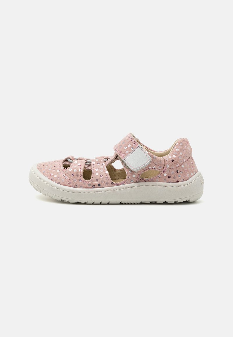 Rosa barne sandaler laget av mykt materiale, med utskjæringer, borrelåsrem og en strukturert gummisåle, med prikkete detaljer.
