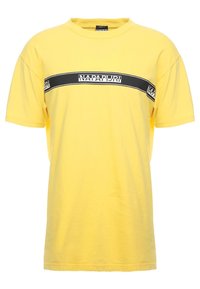Camiseta de algodón amarilla con cuello redondo, mangas cortas y una banda horizontal negra con el texto "NAPAPIJRI" en el pecho.
