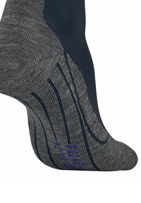 Szare i ciemnoniebieskie skarpetki z teksturowanym wzorem antypoślizgowym oraz logo na podeszwie. Skupienie na fasonie do połowy łydki i wyściełanym pięcie dla komfortu.
