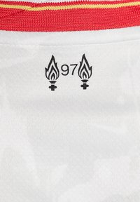Tessuto bianco con un colletto a strisce rosse e gialle. Grafica nera di due fiamme con il numero "97" stampato sotto.