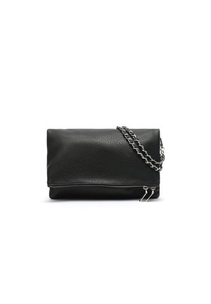 Schwarze Clutch aus strukturiertem Leder mit silberner Kettenriemen und doppeltem Reißverschlussdetail entlang der unteren Kante.
