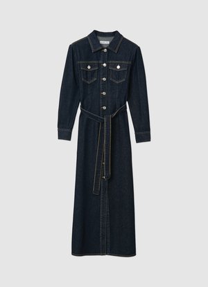 Robe longue en denim, bleu foncé, col, devant boutonné, deux poches poitrine, ceinture à la taille, surpiqûres contrastantes, manches longues.