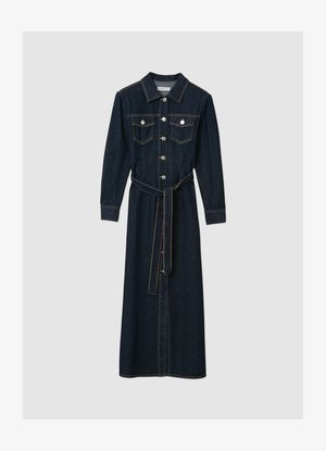 Vestito lungo in denim, blu scuro, con colletto, chiusura frontale con bottoni, due tasche sul petto, cintura in vita, cuciture a contrasto, maniche lunghe.