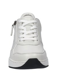 Hvide lædersneakers med flade snørebånd, sidelukning med lynlås, rund tå og sort gummisål. Har stitched accenter og glat overflade.