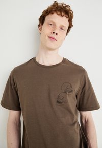 Jack & Jones JJSCULLY TEE CREW NECK - T-Shirt print - canteen