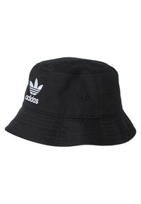 Cappello a secchiello nero in tessuto, con una parte superiore piatta, un'ampia visiera e un prominente logo bianco Adidas con tre strisce verticali.