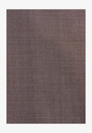 Brūna auduma virsma ar smalku, strukturētu aušanu. Virsmai ir smalka spīduma un vienmērīga krāsu sadalījumā, kas ir piemērota dažādām pielietojuma jomām.