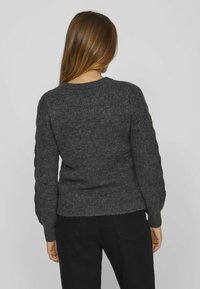 Pull gris foncé en maille avec ourlet côtelé et manches texturées, doté d'un col rond et d'une coupe décontractée.