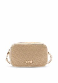 Beżowa teksturowana torebka na ramię z geometrycznym wzorem, złotymi okuciami i gładkim białym wykończeniem. Z przodu znajduje się plakietka z logo.