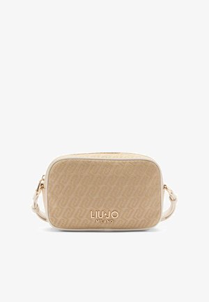 Beige strukturierte Umhängetasche mit einem geometrischen Muster, goldfarbenen Beschlägen und einem glatten weißen Besatz. Auf der Vorderseite befindet sich eine Logo-Plakette.