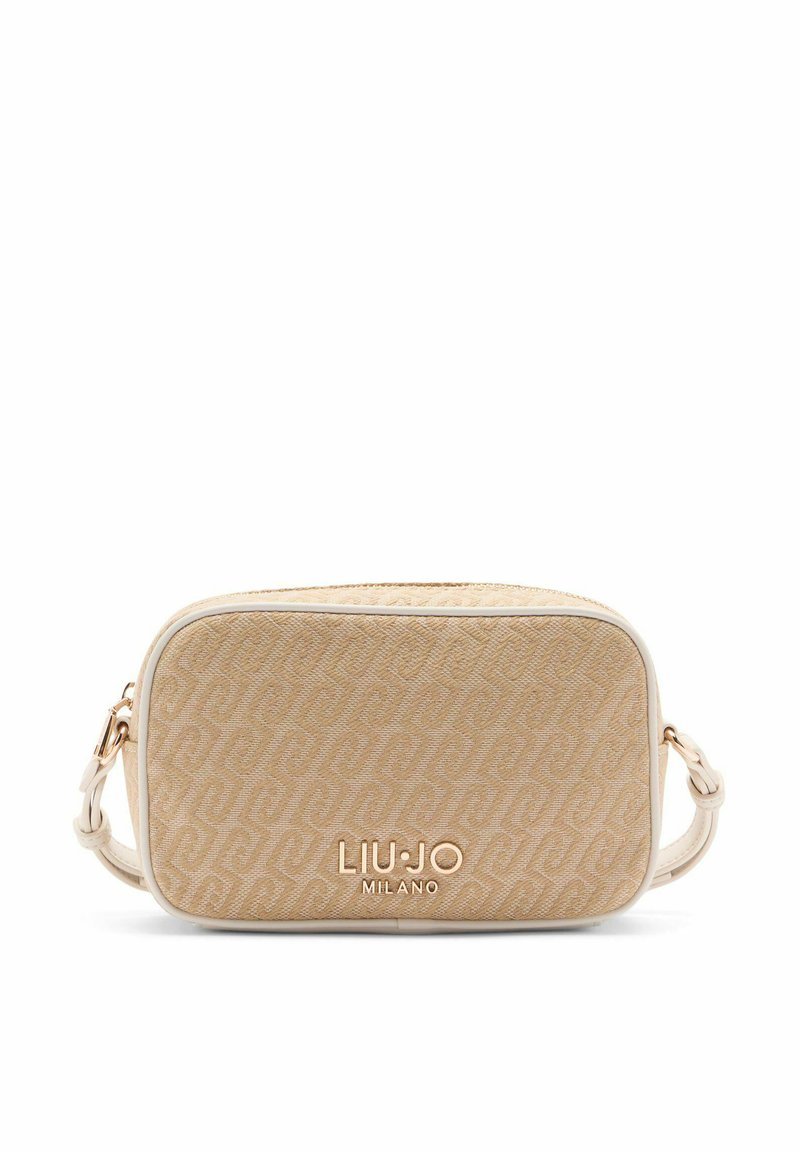 Beżowa teksturowana torebka na ramię z geometrycznym wzorem, złotymi okuciami i gładkim białym wykończeniem. Z przodu znajduje się plakietka z logo.