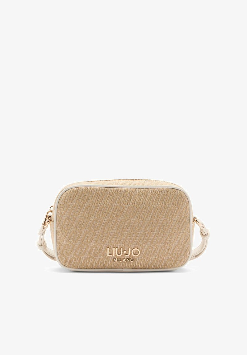 Beżowa teksturowana torebka na ramię z geometrycznym wzorem, złotymi okuciami i gładkim białym wykończeniem. Z przodu znajduje się plakietka z logo.