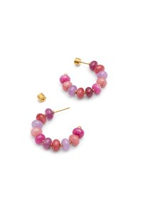 Pendientes de aro con cuentas de colores pastel en tonos rosa, lavanda y rojo, acentuados con herrajes en tono dorado y un cierre seguro.