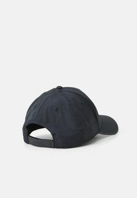 Casquette de base-ball noire en tissu avec une visière incurvée, une sangle ajustable à l'arrière et un détail en bouton circulaire sur le dessus.