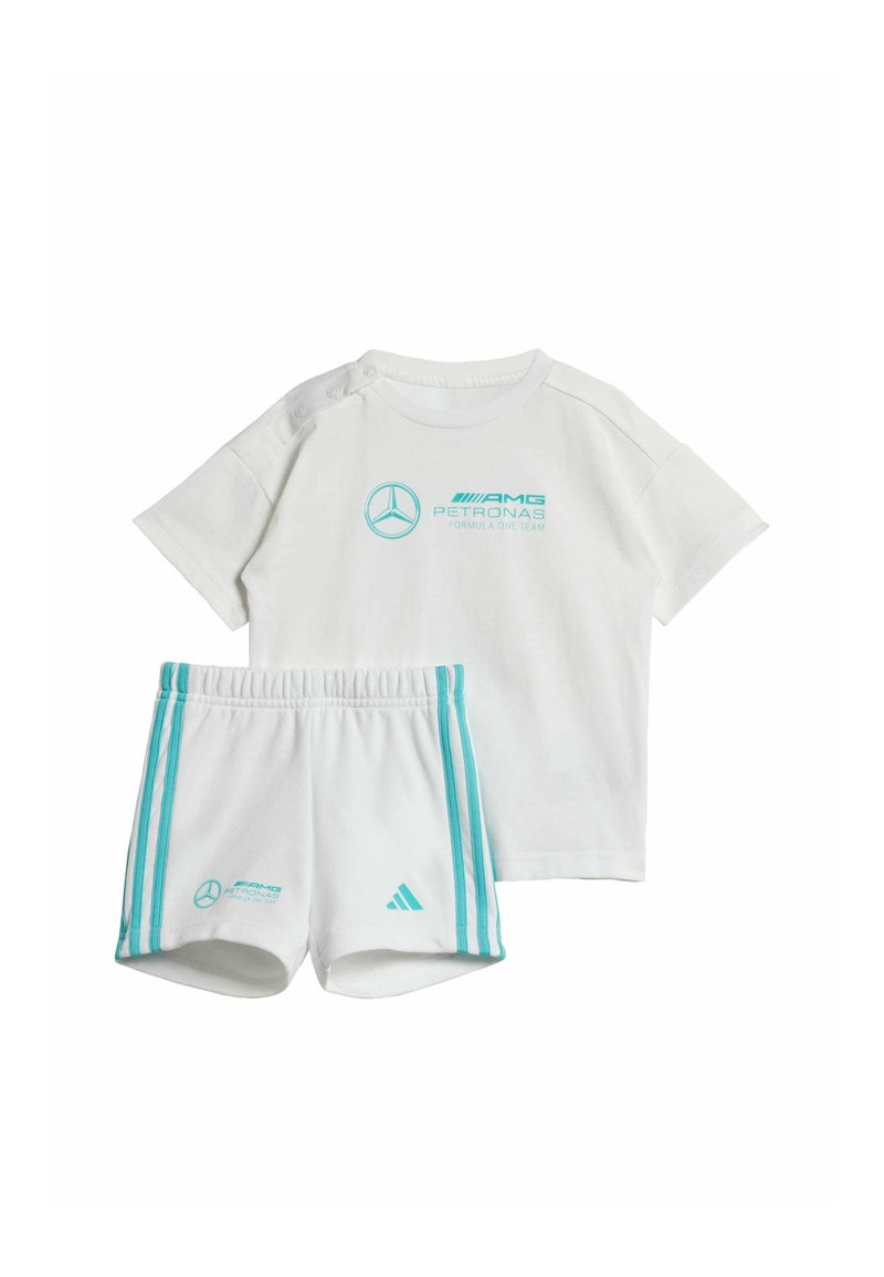 Completo in cotone bianco composto da una camicia a maniche corte con logo e dettagli turchesi, abbinato a pantaloni corti coordinati con dettagli a strisce e logo.