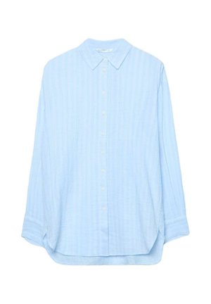 Svjetlomodra srajca z dolgimi rokavi in gumbi, z ostrim ovratnikom in subtilnimi navpičnimi črtami, prikazana na enostavni bež ozadju.
