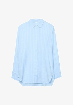 Svjetlomodra srajca z dolgimi rokavi in gumbi, z ostrim ovratnikom in subtilnimi navpičnimi črtami, prikazana na enostavni bež ozadju.