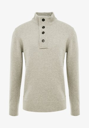 Suéter de malha cinza claro com colarinho alto e quatro botões pretos. Apresenta mangas longas e uma bainha canelada, com uma textura suave.