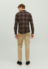 Jack & Jones JJECLASSIC AUTUMN CHECK SHIRT - Skjorta - seal brown