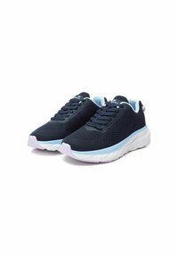 Zapatillas de malla color marino con acentos azul claro, que cuentan con una suela acolchada, puntera redonda y cordones planos. Diseño minimalista con superficie texturizada.