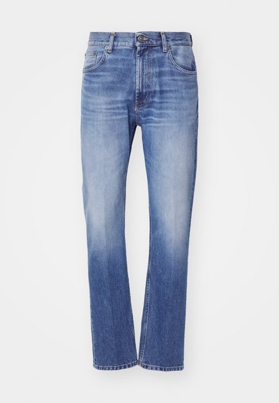 Kék farmernadrág egyenes szárú fazonban, elhalványult textúrával és öt zsebes kialakítással. Gombos és cipzáras záródással a deréknál.