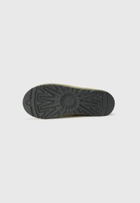 UGG TASMAN II - Papucsok - muted brass/magnolia leaf