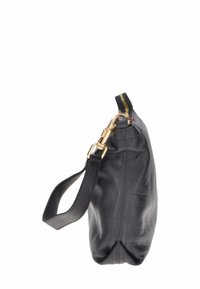 Borsa in pelle nera con finitura testurizzata, dotata di zip dorata, tracolla regolabile e fondo arrotondato. La vista laterale mette in evidenza la struttura e il design.