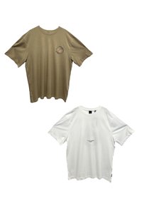 Zwei T-Shirts: eines in Olivgrün mit rundem Halsausschnitt und Logo, das andere weiß mit einem schlichten grafischen Design und Etikett. Aus Baumwolle.