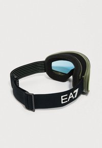 Gogle narciarskie z oliwkowo-zieloną ramką, niebieskimi szkłami, czarną piankową wyściółką oraz regulowanym czarnym paskiem z białym logo "EA7".