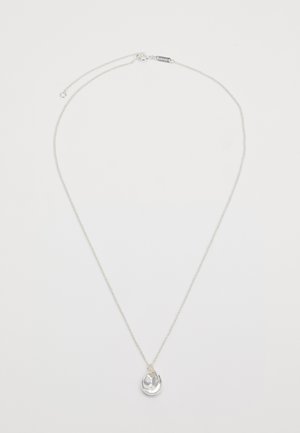 Collier en argent avec un pendentif en forme de goutte d'eau, surface texturée et chaîne délicate avec un petit mécanisme de fermoir.